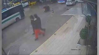 Çukura düşen motosikletli, otobüsün altında kalmaktan son anda kurtuldu