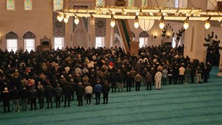 Cumhurbaşkanı Erdoğanın açtığı Uzun Mehmet Camiinde Ramazan ayının ilk cuma namazı kılındı