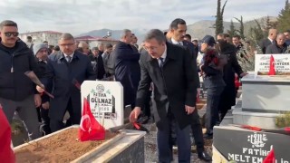 Cumhurbaşkanı Yardımcısı Yılmaz, deprem şehitlerinin mezarını ziyaret etti