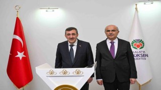 Cumhurbaşkanı Yardımcısı Yılmazdan Başkan Ere tebrik