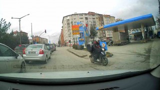 Cumhuriyet Bulvarında motosikletli kuryeden ters yön ihlali