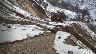 Çüngüşte heyelan sonucu kapanan yol ulaşıma açıldı