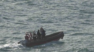 Dalgalarla boğuşan 2 kişiyi deniz polisi kurtardı