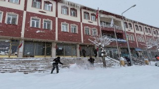 Demirözünde cadde ve ara sokaklar kardan temizleniyor