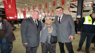 Denizli  Büyükşehir ve Honaz Belediyesi üreticiye destek amacıyla zeytin ve meyve fidanı dağıttı