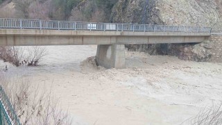 Denizlide su seviyesi artan derelerde köprüler zarar gördü