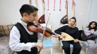 Depremden sonra müziğe sarılan anne çocuklarıyla üç enstrüman çalıyor