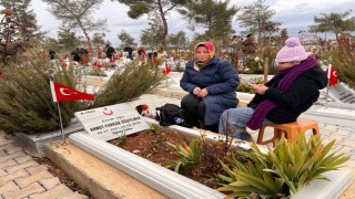 Depremin 3. yıl dönümünde depremzedeler mezarlıkta sabahladı