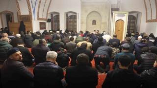 Depremin ardından Habibi Necar Camiinde ilk teravihi kılındı