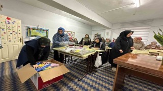 Depremzede çocuklara atkı ve bere ördüler