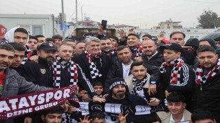 Depremzede çocukların yüzü Beşiktaşın hediyeleriyle güldü