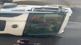 Devrilen beton mikserinin içinde mahsur kalan sürücü balyozla kendini kurtardı