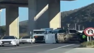 Devrilen minibüs, yolun karşısına geçti