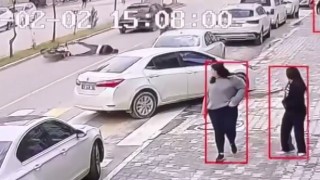 Devrilen motosiklet sürücüsü metrelerce sürüklendi