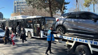 Diyarbakırda durak önlerine park eden araçlar çekildi