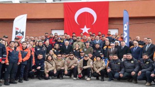 Diyarbakırda eğitimlerini tamamlayan arama-kurtarma ekiplerine ‘peç takıldı