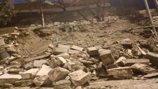 Diyarbakırda sağanak nedeni ile istinat duvarı çöktü