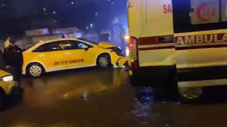 Diyarbakırda ticari taksi ile yolcu minibüsü çarpıştı: 3 yaralı