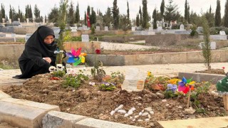 Doğum günü kutlamaya gitti cenazesi geldi, acılı anne mezarı başında ağıt yaktı