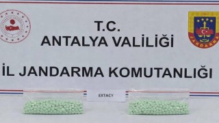 Döşemealtında bin 104 adet uyuşturucu hap ele geçirildi