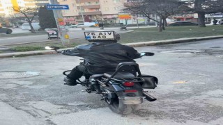 Düşen plakasını kaskına bantlayıp yoluna devam ettim
