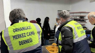 Düzcede cami cemaati öğrencilere iftar veriyor