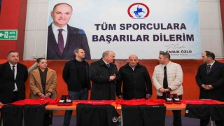 Düzcede güreşçilere spor malzemeleri dağıtıldı
