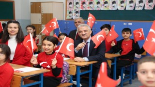 Düzcede öğrenciler ikinci döneme Türk bayraklarıyla başladı