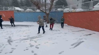 Edirnede çocukların kar sevinci