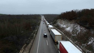Edirnede dondurucu soğukta kilometrelerce tır kuyruğu