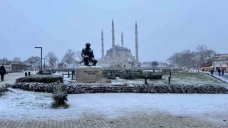 Edirnede kar yağışı etkili oluyor