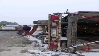 Edirnede kar yağışı ve fırtına sebebiyle tır devrildi