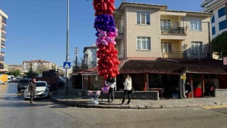 Edirnede Sevgililer Günü kalpli balon satıcılarına yaradı