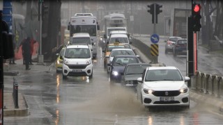 Edirnede yağmur etkili oldu, cadde ve sokaklar göle döndü