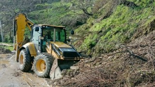 Efelerde kapanan yollar açılıyor