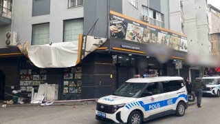 Efelerde şiddetli rüzgar tabelaları kopardı, iş yerlerinde hasar oluştu