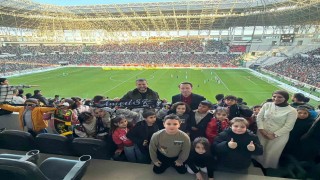 Eğilin minikleri Amed Sportif Faaliyetler - Sakaryaspor maçında ilk kez tribün heyecanı yaşadı