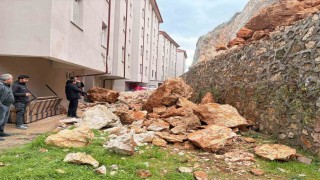 Eğirdirde yuvarlanan kayaların tehdit ettiği bina tahliye edildi
