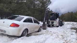 Elazığda karda mahsur kalan otomobil kurtarıldı