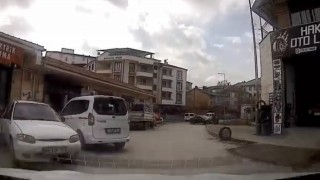 Elazığda kaza ucuz atlatıldı: Saniyelerle ölümden döndü