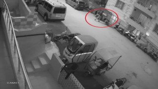 Elini kolunu sallayarak iftar saatinde motosiklet çalan şahıs kamerada