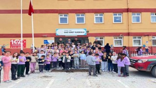 Emette öğrenciler karaçam tohumlarını saksılara ekti