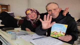 Engelleri aşıp okuma yazma kursuna katıldılar: 30 yıllık çiftten ders alınacak aşk hikayesi