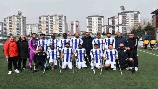 Engellerini ampute futbolla aşıyorlar