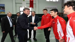 Ertuğrul Sağlamdan genç sporculara ilham veren ziyaret