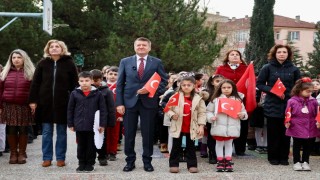 Ertuğrulgazi İlkokulunda ikinci dönemin ilk dersi bayrak temasıyla yapıldı