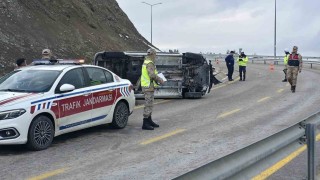 Erzincanda emniyet kemeri hayat kurtardı: 2 kişi kazayı yara almadan atlattı