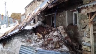 Erzincanda fırtına çatıları uçurdu