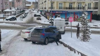 Erzurumda 5 araçlı zincirleme kaza: Aracının başındaki sürücü de dengesini kaybederek yere düştü