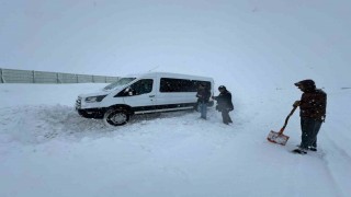Erzurumda kar yağışı ve tipi nedeniyle araçlar yolda mahsur kaldı